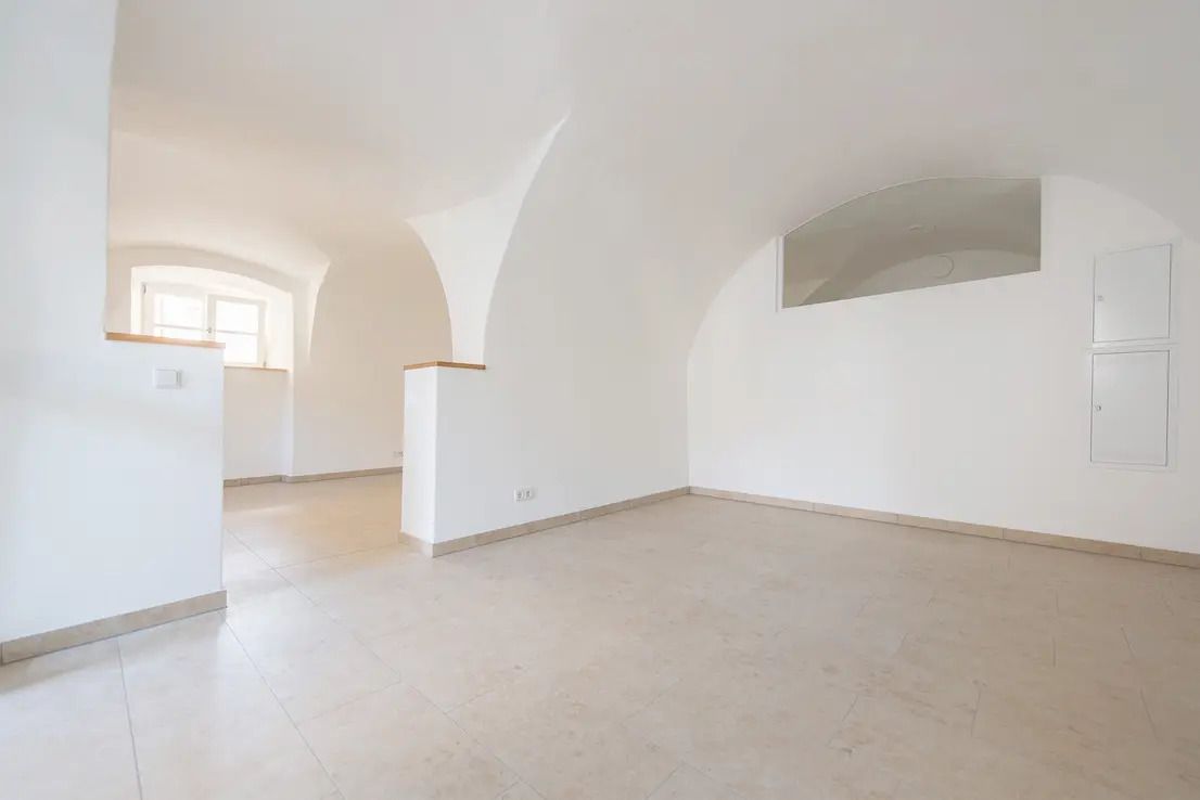 ***BAVARIA DOMIZILE: EXKLUSIV REPRESENTATIV: HELLE 2,5-ZIMMER-LOFT-WOHNUNG EG, MIT GEWÖLBE, ZUM WOHNEN, HOMEOFFICE, BÜRO