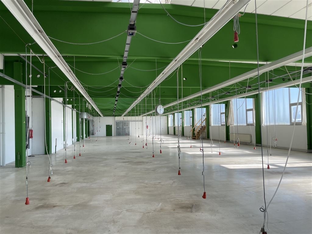 vielseitige Halle ** Rampen ** ab sofort **