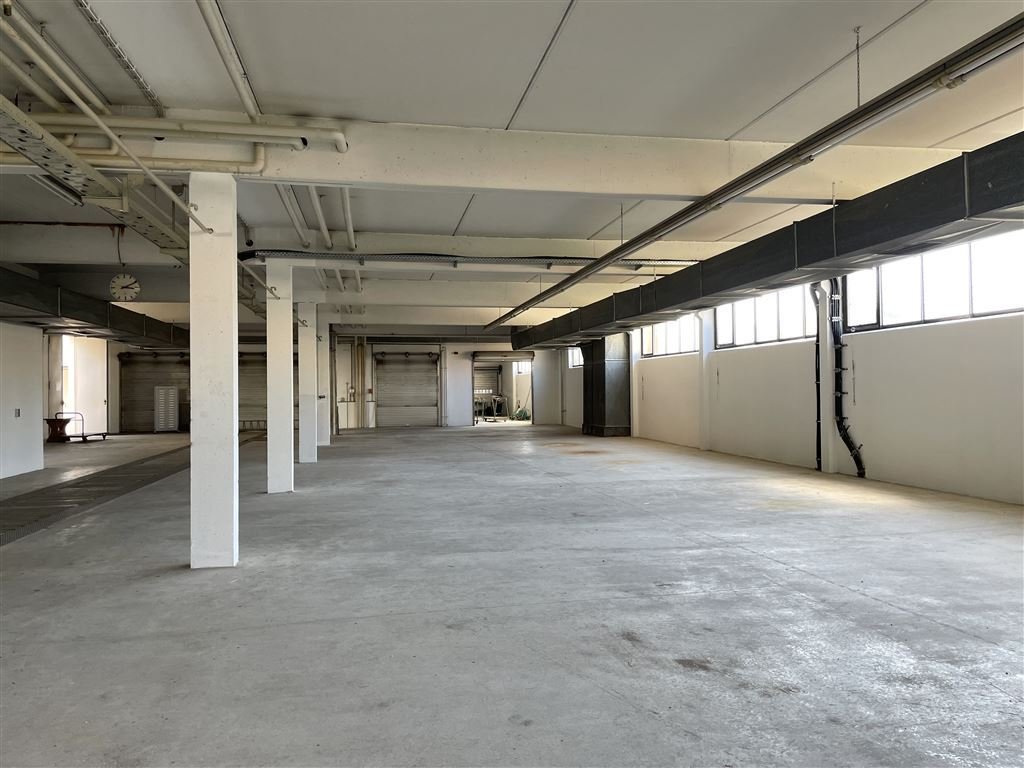 vielseitige Halle ** Rampen ** ab sofort **