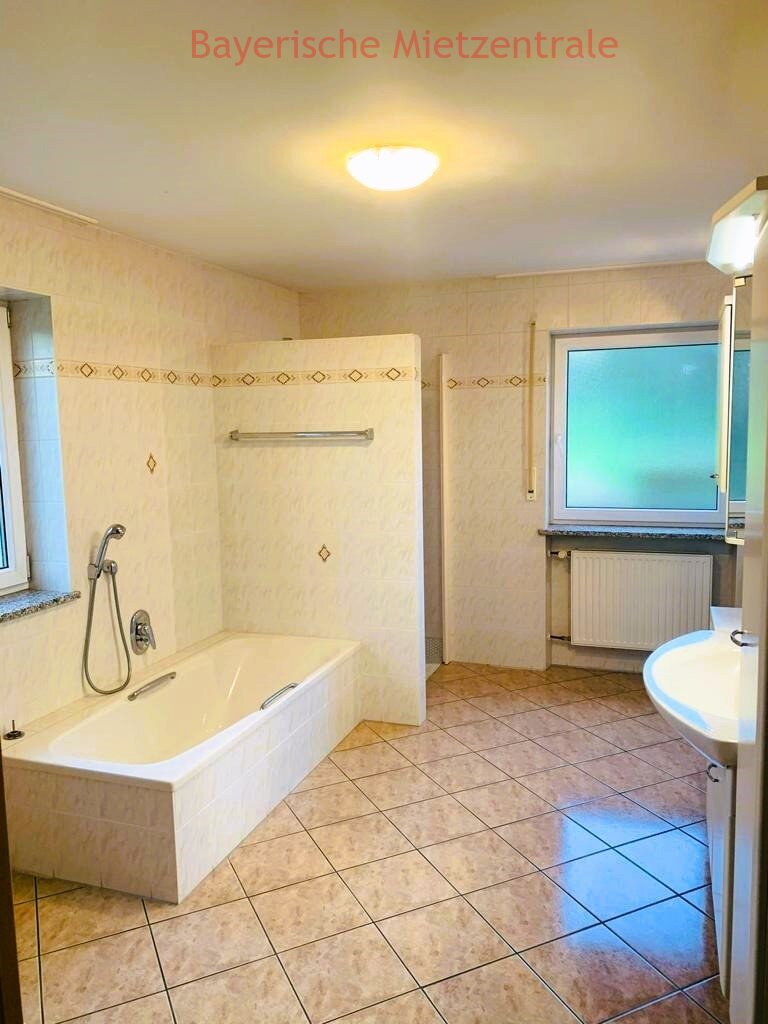 ***BAYERISCHE MIETZENTRALE: Wunderschöne und ruhig gelegene Doppelhaushälfte direkt am Golfplatz!!!***