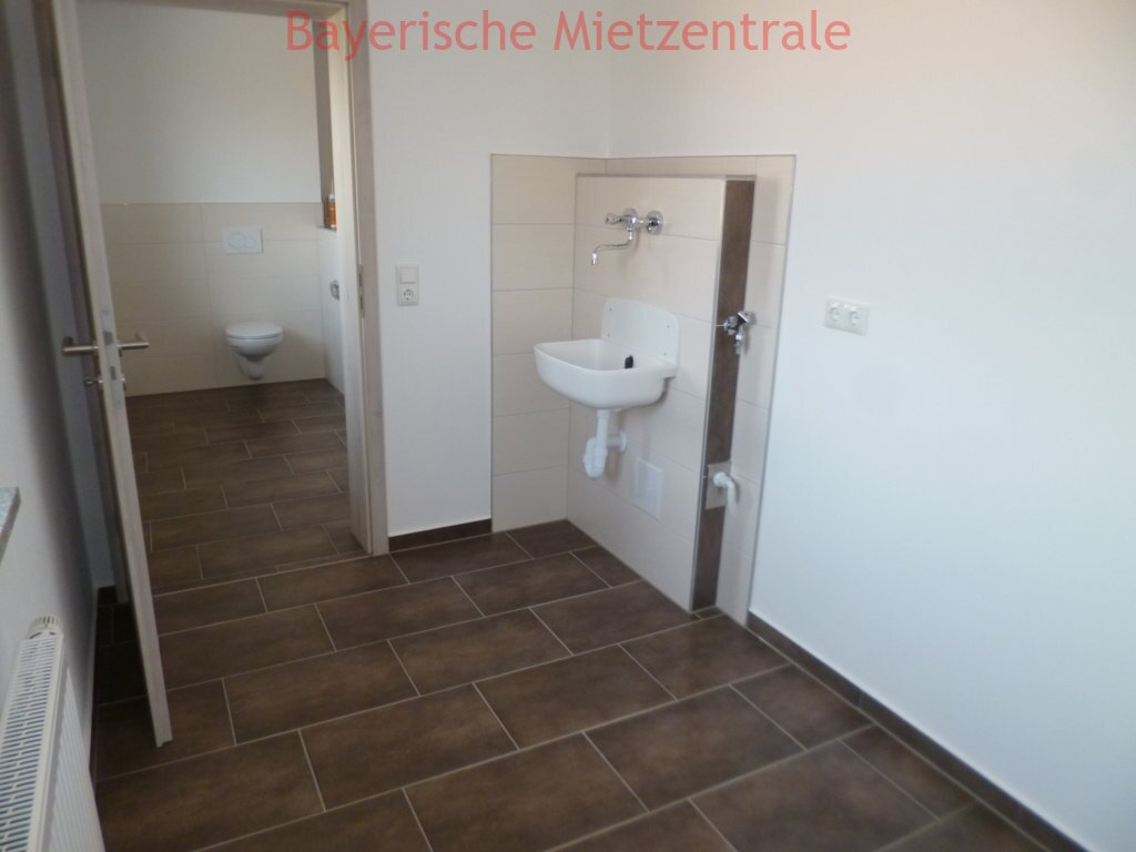 ***BAYERISCHE MIETZENTRALE: neuwertige Doppelhaushälfte mit gehobener Ausstattung**