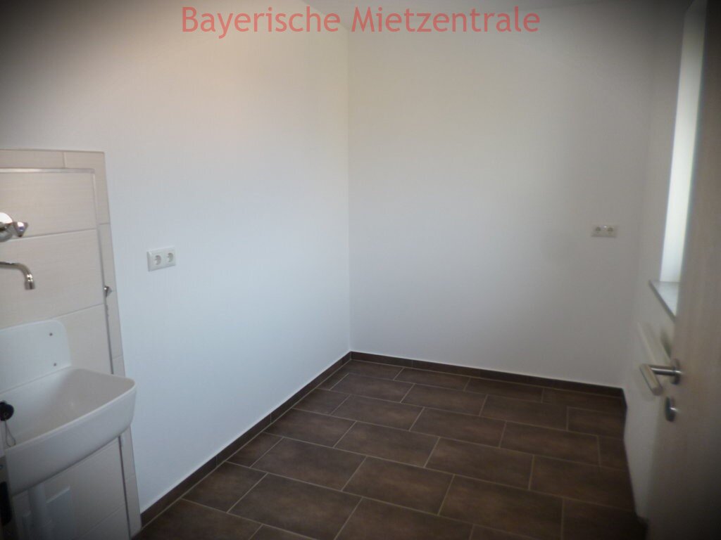 ***BAYERISCHE MIETZENTRALE: neuwertige Doppelhaushälfte mit gehobener Ausstattung**