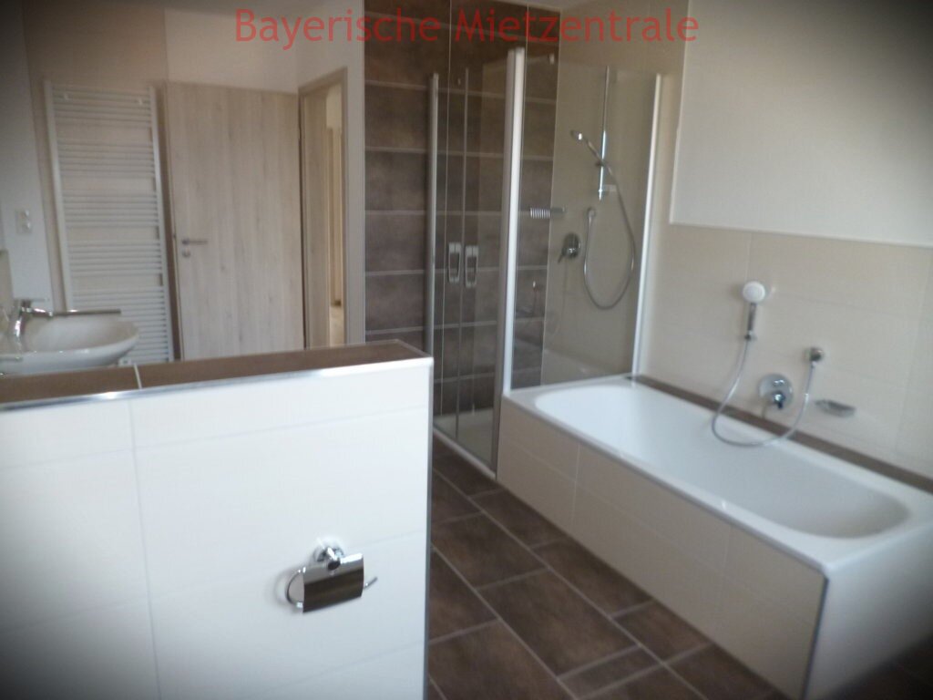 ***BAYERISCHE MIETZENTRALE: neuwertige Doppelhaushälfte mit gehobener Ausstattung**