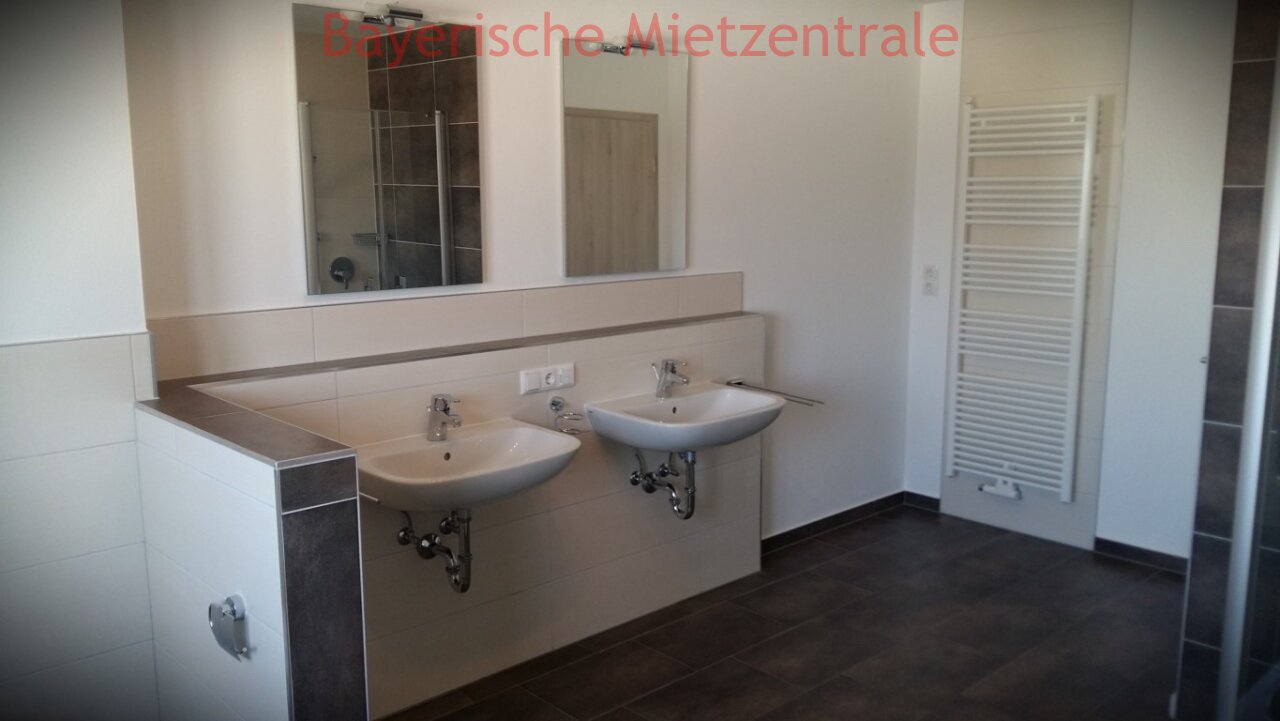 ***BAYERISCHE MIETZENTRALE: neuwertige Doppelhaushälfte mit gehobener Ausstattung**