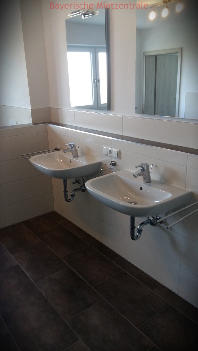 ***BAYERISCHE MIETZENTRALE: neuwertige Doppelhaushälfte mit gehobener Ausstattung**