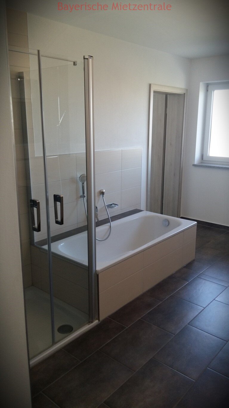 ***BAYERISCHE MIETZENTRALE: neuwertige Doppelhaushälfte mit gehobener Ausstattung**