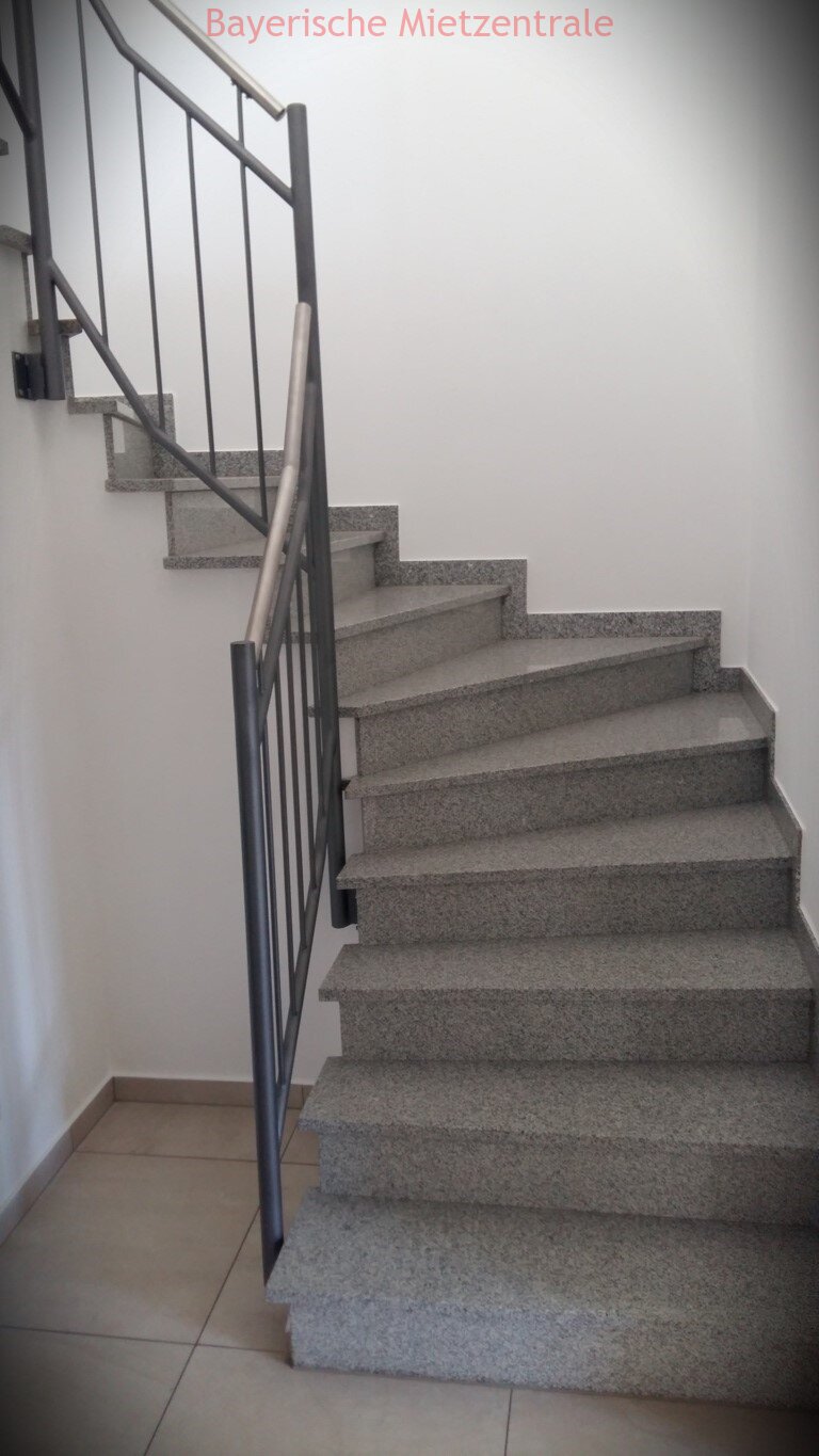 ***BAYERISCHE MIETZENTRALE: neuwertige Doppelhaushälfte mit gehobener Ausstattung**