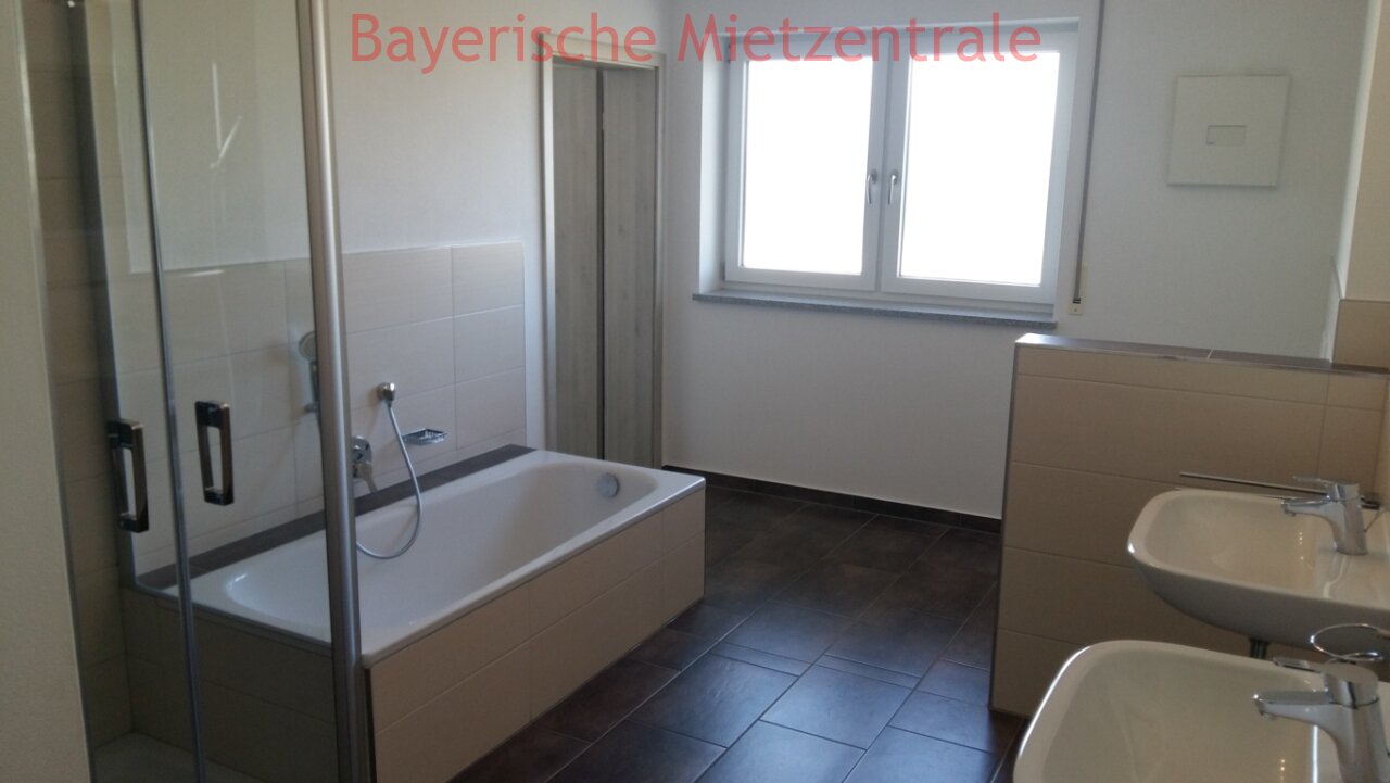 ***BAYERISCHE MIETZENTRALE: neuwertige Doppelhaushälfte mit gehobener Ausstattung**