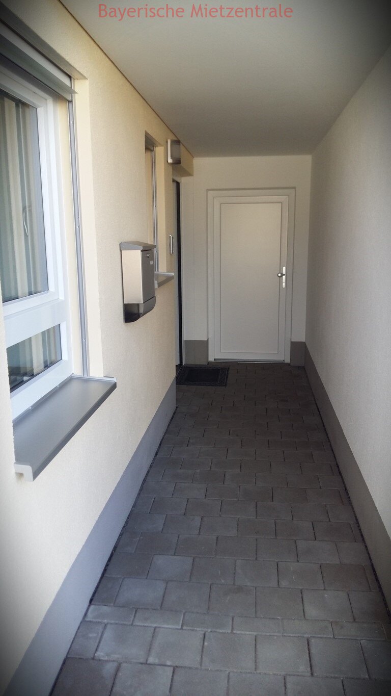 ***BAYERISCHE MIETZENTRALE: neuwertige Doppelhaushälfte mit gehobener Ausstattung**