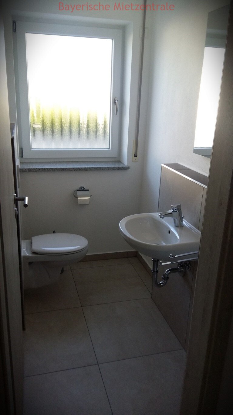 ***BAYERISCHE MIETZENTRALE: neuwertige Doppelhaushälfte mit gehobener Ausstattung**