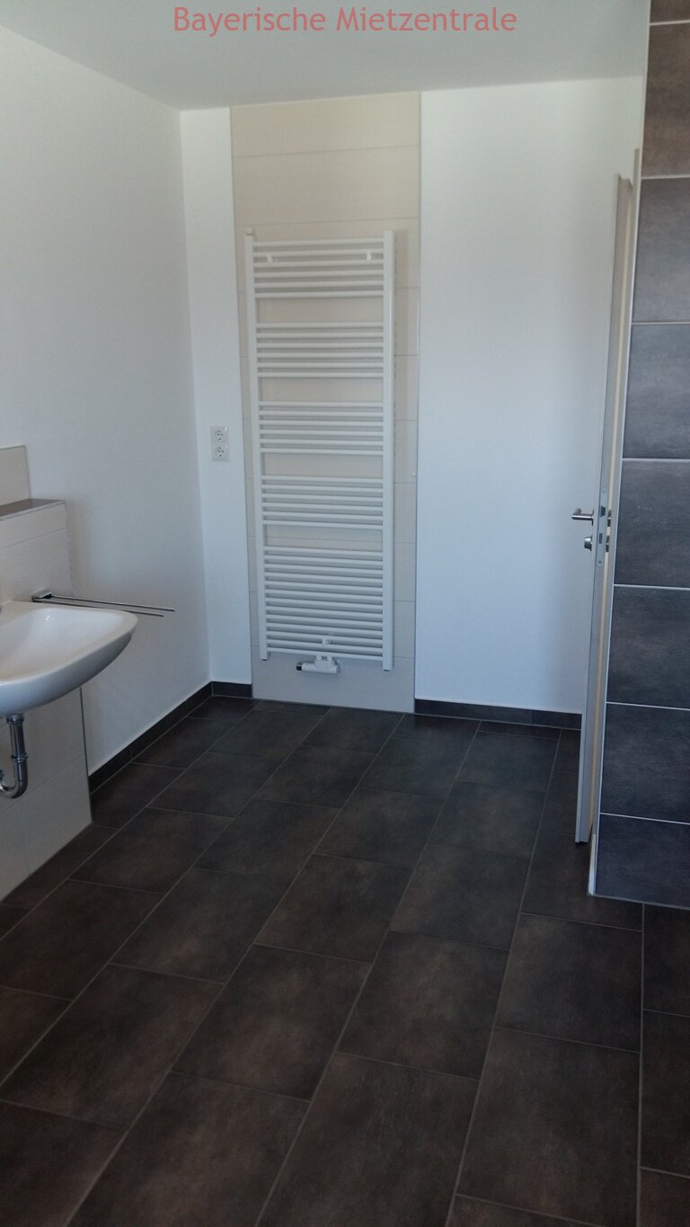 ***BAYERISCHE MIETZENTRALE: neuwertige Doppelhaushälfte mit gehobener Ausstattung**