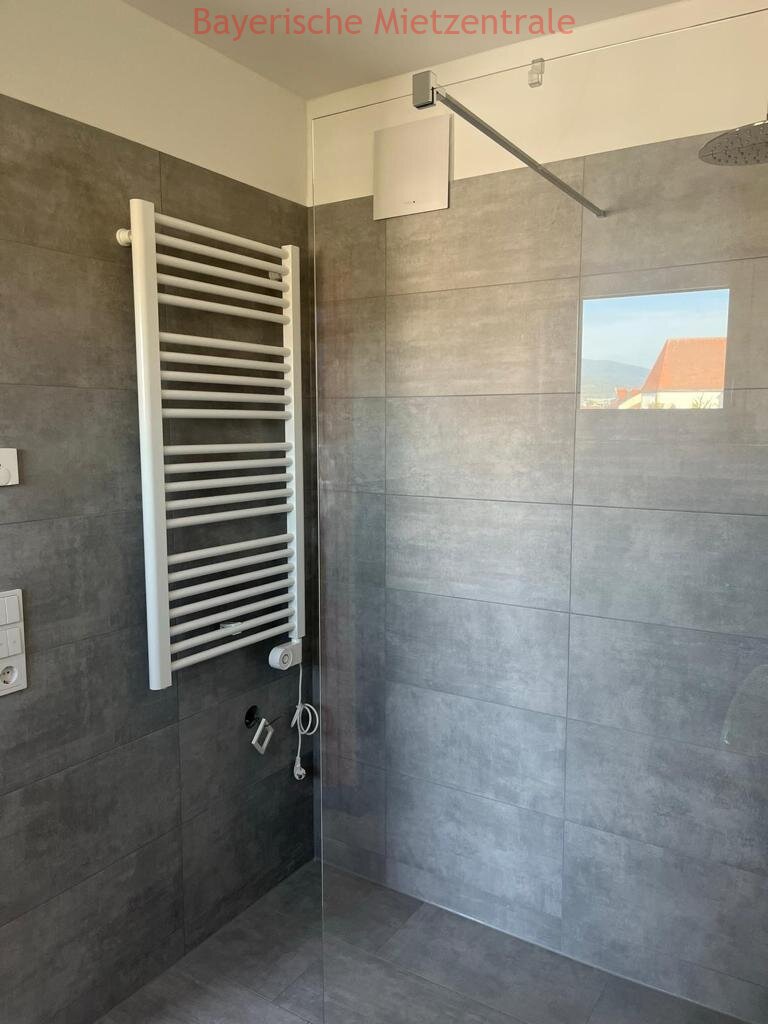 ***BAYERISCHE MIETZENTRALE: Exklusive und attraktive 3-Zimmer-Neubauwohnung mit Loggia in zentraler Lage!!!***