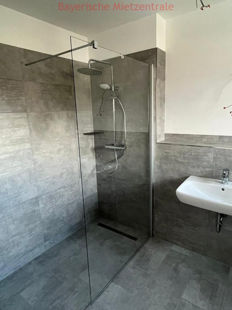 ***BAYERISCHE MIETZENTRALE: Exklusive und attraktive 3-Zimmer-Neubauwohnung mit Terrasse in zentraler Lage!!!***