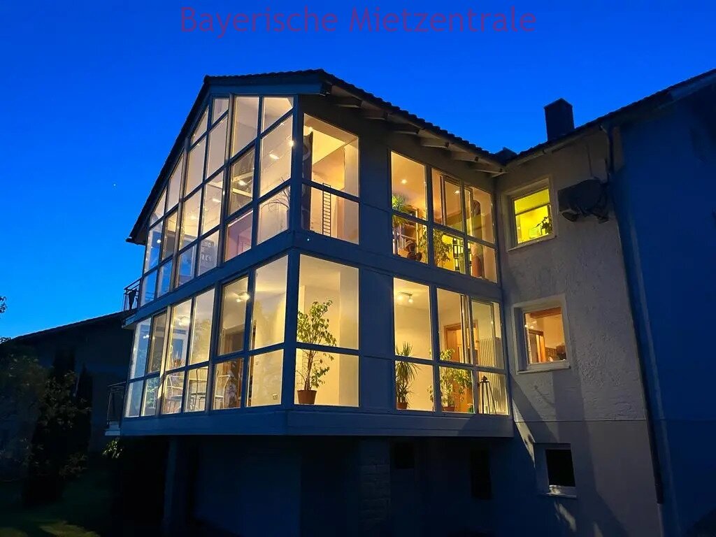 ***BAYERISCHE MIETZENTRALE: Renoviertes, lichtdurchflutetes Mehrfamilienhaus mit Terrasse, großem Garten und traumhafter Aussicht auf die Alpen!!!***