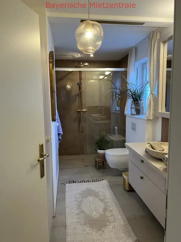 ***BAYERISCHE MIETZENTRALE: MIETEN AUF ZEIT - Haus im französischen Stil mit großem Garten & möbliert!!!***