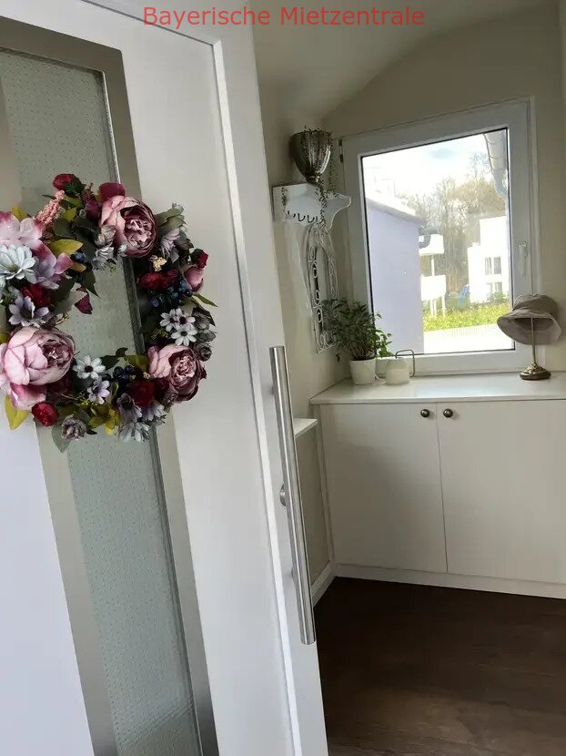 ***BAYERISCHE MIETZENTRALE: MIETEN AUF ZEIT - Haus im französischen Stil mit großem Garten & möbliert!!!***