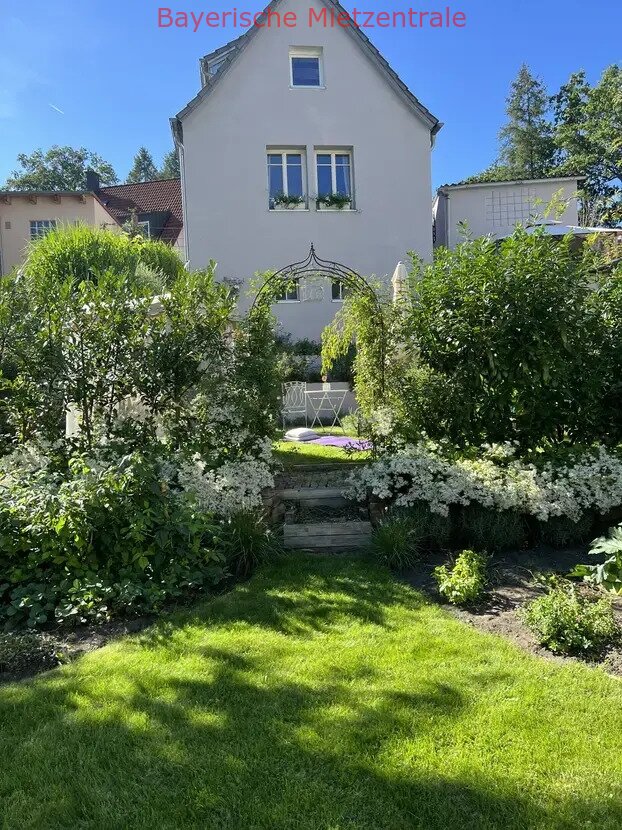 ***BAYERISCHE MIETZENTRALE: MIETEN AUF ZEIT - Haus im französischen Stil mit großem Garten & möbliert!!!***