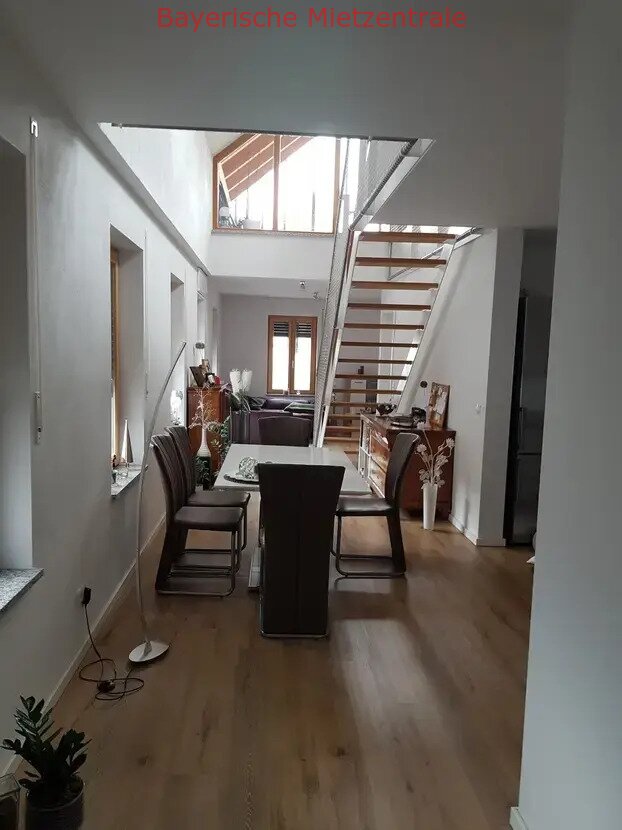 ***BAYERISCHE MIETZENTRALE: Helle 5-Zimmer-Maisonette-Wohnung mit Galerie und Loggia!!!***
