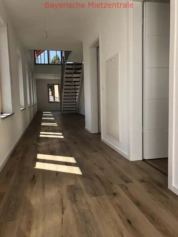 ***BAYERISCHE MIETZENTRALE: Helle 5-Zimmer-Maisonette-Wohnung mit Galerie und Loggia!!!***