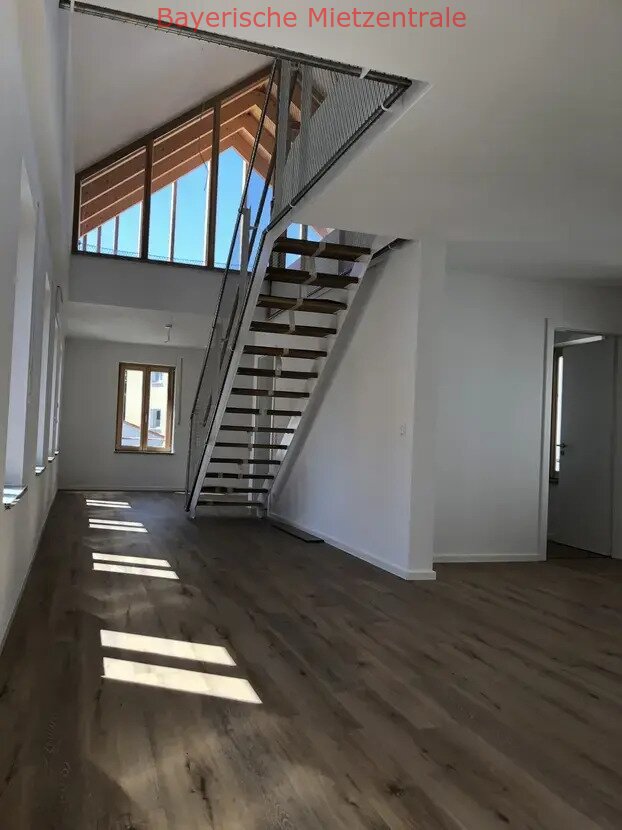 ***BAYERISCHE MIETZENTRALE: Helle 5-Zimmer-Maisonette-Wohnung mit Galerie und Loggia!!!***