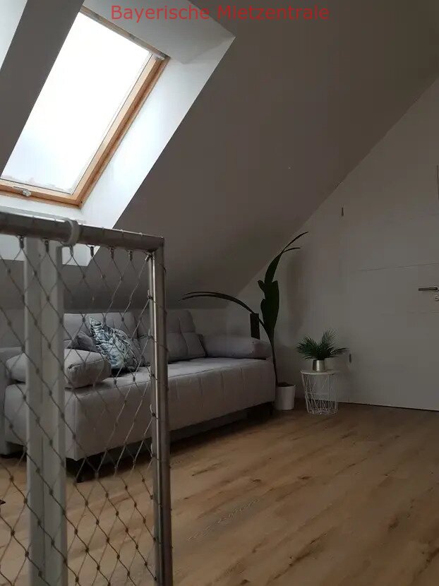 ***BAYERISCHE MIETZENTRALE: Helle 5-Zimmer-Maisonette-Wohnung mit Galerie und Loggia!!!***