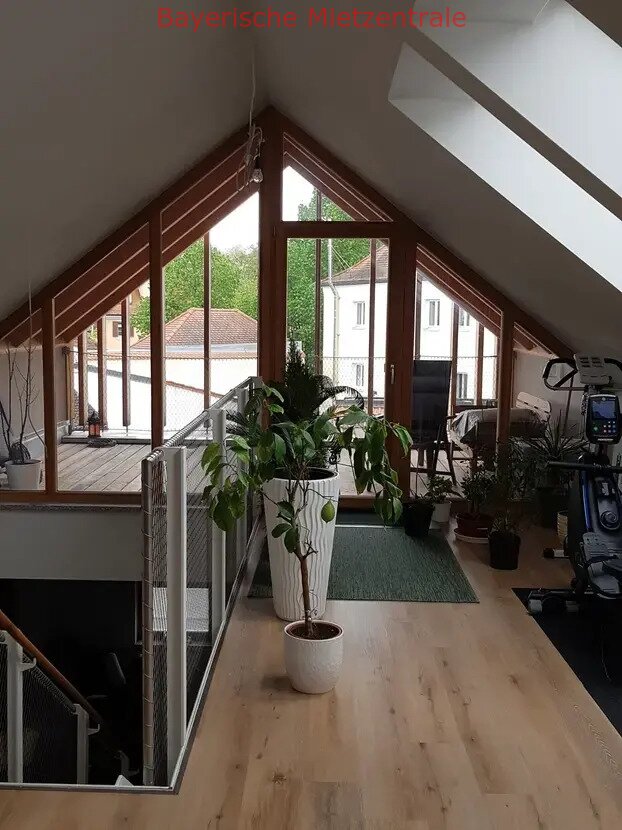 ***BAYERISCHE MIETZENTRALE: Helle 5-Zimmer-Maisonette-Wohnung mit Galerie und Loggia!!!***