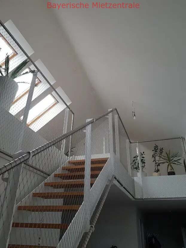 ***BAYERISCHE MIETZENTRALE: Helle 5-Zimmer-Maisonette-Wohnung mit Galerie und Loggia!!!***