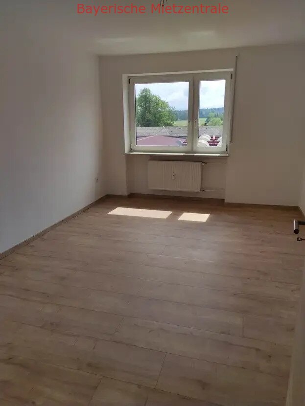 ***BAYERISCHE MIETZENTRALE: Freundliche 4-Zimmer-Wohnung mit Balkon!!!***