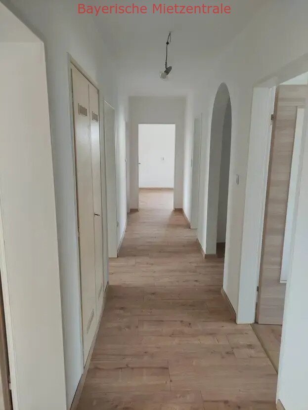 ***BAYERISCHE MIETZENTRALE: Freundliche 4-Zimmer-Wohnung mit Balkon!!!***