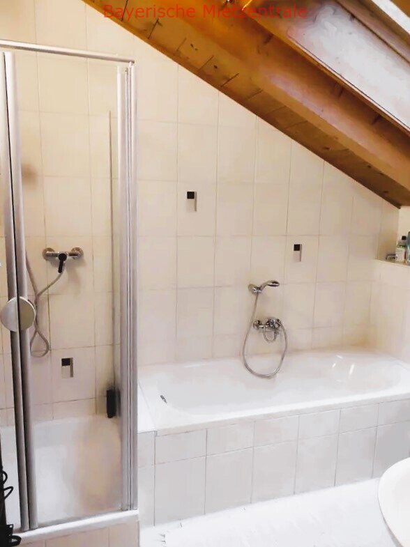 ***BAYERISCHE MIETZENTRALE: Gepflegte 3,5-Zimmer-Dachgeschosswohnung mit Balkone in Raubling!!!***