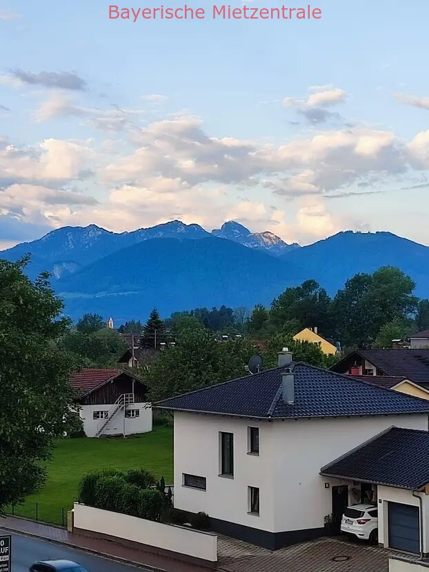 ***BAYERISCHE MIETZENTRALE: Gepflegte 3,5-Zimmer-Dachgeschosswohnung mit Balkone in Raubling!!!***