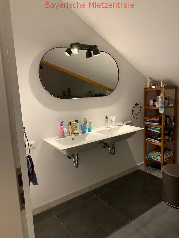 ***BAYERISCHE MIETZENTRALE: Charmante, geräumige und helle 4-Zimmer-Dachgeschosswohnung!!!***