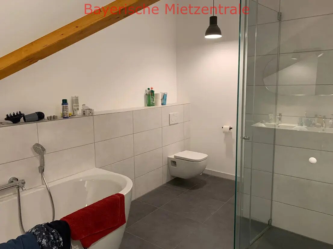 ***BAYERISCHE MIETZENTRALE: Charmante, geräumige und helle 4-Zimmer-Dachgeschosswohnung!!!***