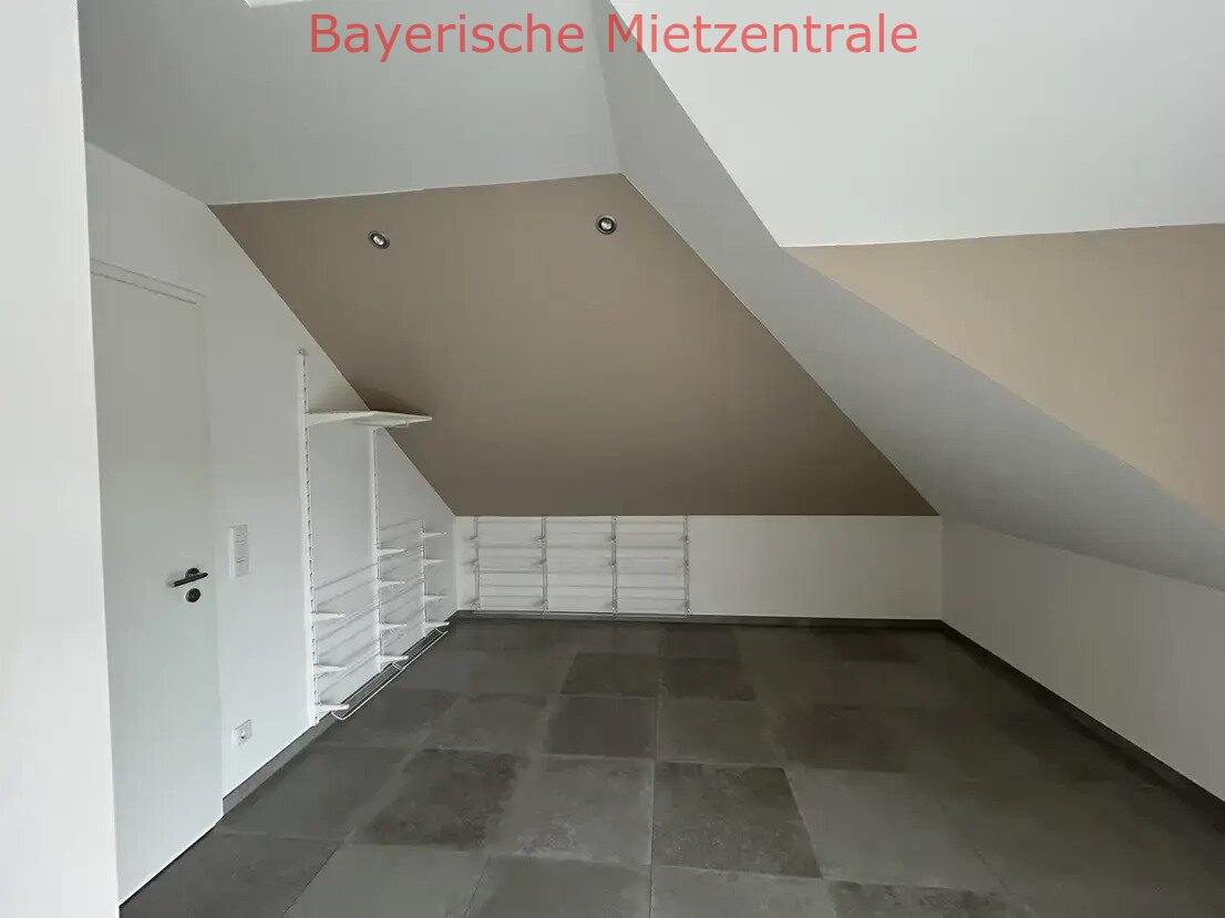 ***BAYERISCHE MIETZENTRALE: Exklusive Wohlfühl-Wohnung mit EBK, 2 Balkone, 2 Stellplätze, beste Wärmedämmung, zentral, ruhig!!!***