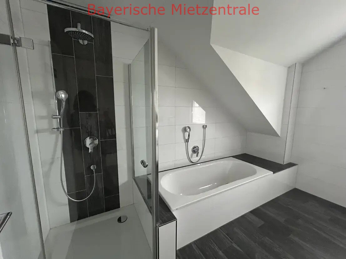 ***BAYERISCHE MIETZENTRALE: Exklusive Wohlfühl-Wohnung mit EBK, 2 Balkone, 2 Stellplätze, beste Wärmedämmung, zentral, ruhig!!!***