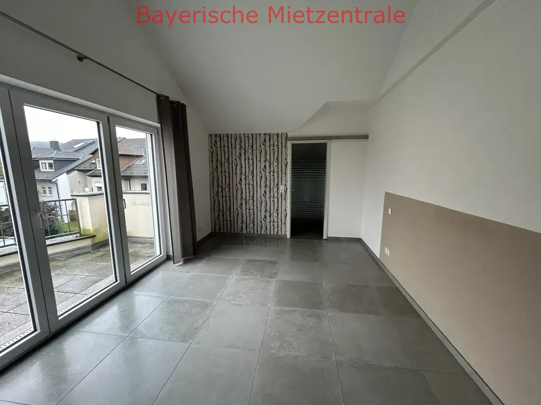 ***BAYERISCHE MIETZENTRALE: Exklusive Wohlfühl-Wohnung mit EBK, 2 Balkone, 2 Stellplätze, beste Wärmedämmung, zentral, ruhig!!!***