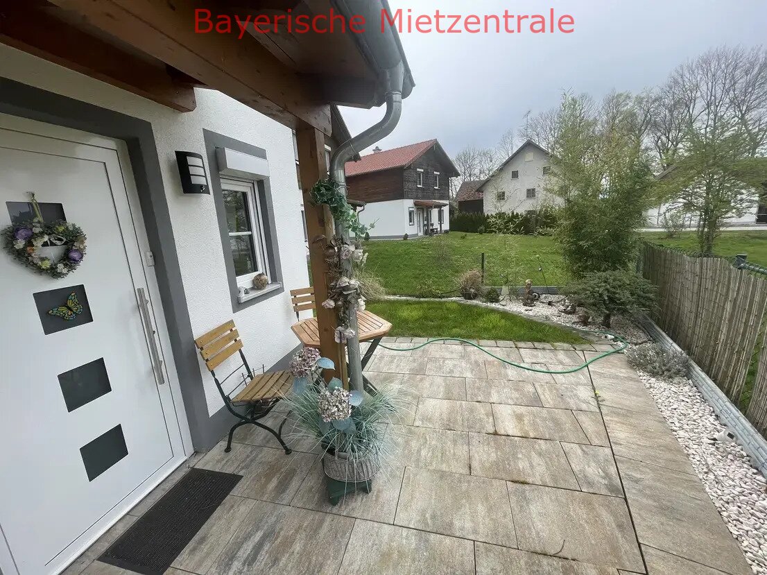 ***BAYERISCHE MIETZENTRALE: Wohnen wo andere Urlaub machen - barrierearmes, neuwertiges Einfamilienhaus mit EBK!!!***