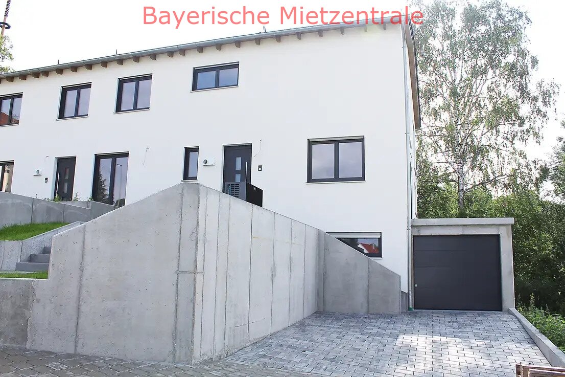***BAYERISCHE MIETZENTRALE: Großzügiges Haus mit traumhaftem Ausblick von der Dachterasse in Obergriesbach!!!***