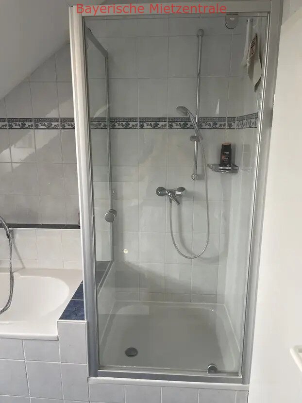 ***BAYERISCHE MIETZENTRALE: Exklusive, gepflegte 3.5-Zimmer-Dachgeschosswohnung mit EBK!!!***