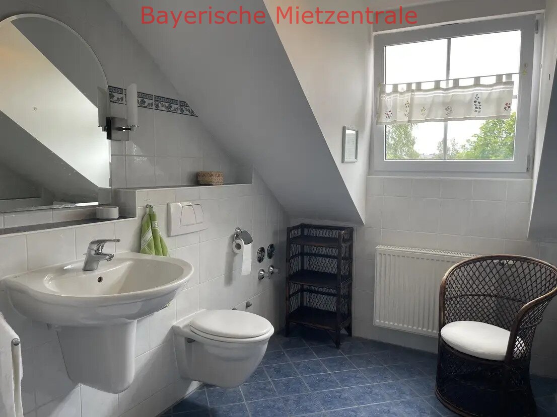 ***BAYERISCHE MIETZENTRALE: Exklusive, gepflegte 3.5-Zimmer-Dachgeschosswohnung mit EBK!!!***