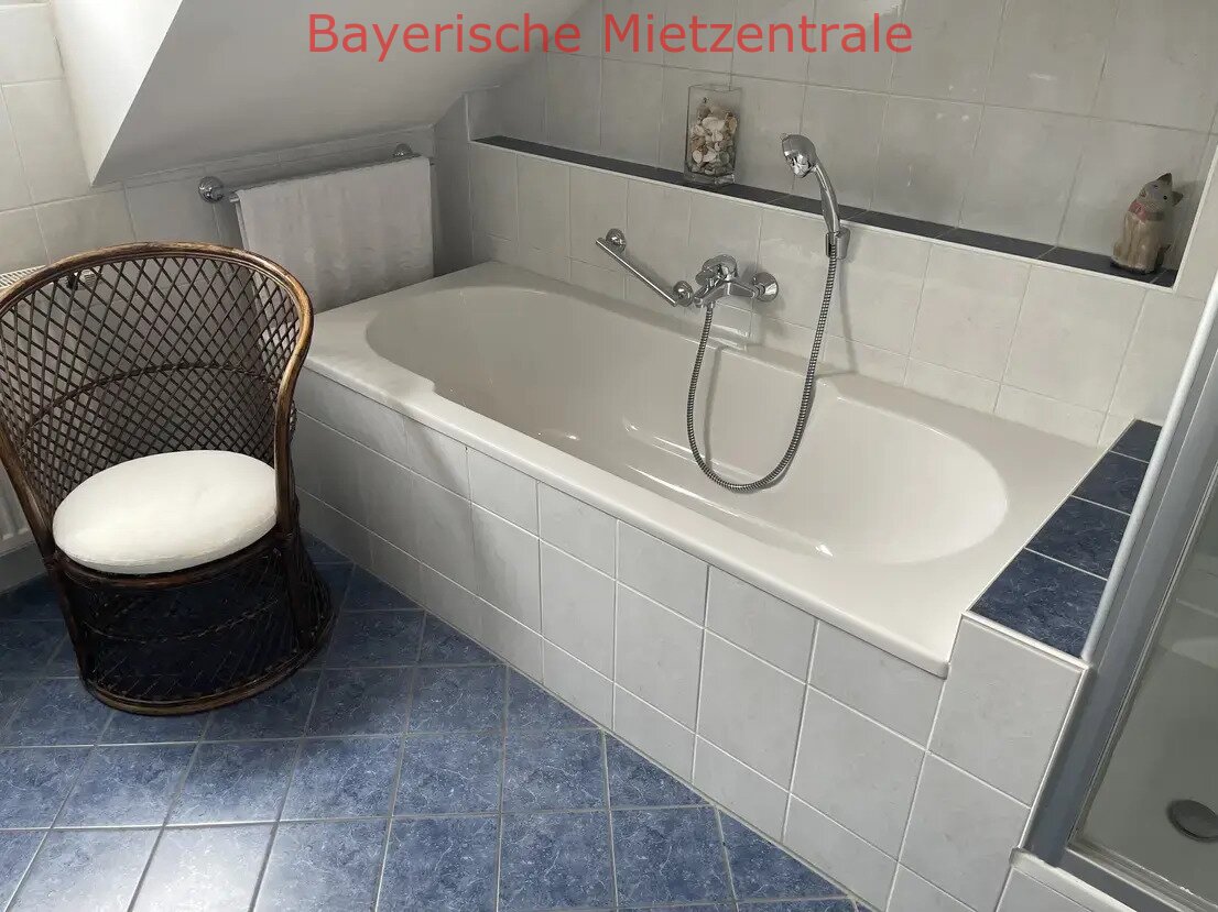 ***BAYERISCHE MIETZENTRALE: Exklusive, gepflegte 3.5-Zimmer-Dachgeschosswohnung mit EBK!!!***