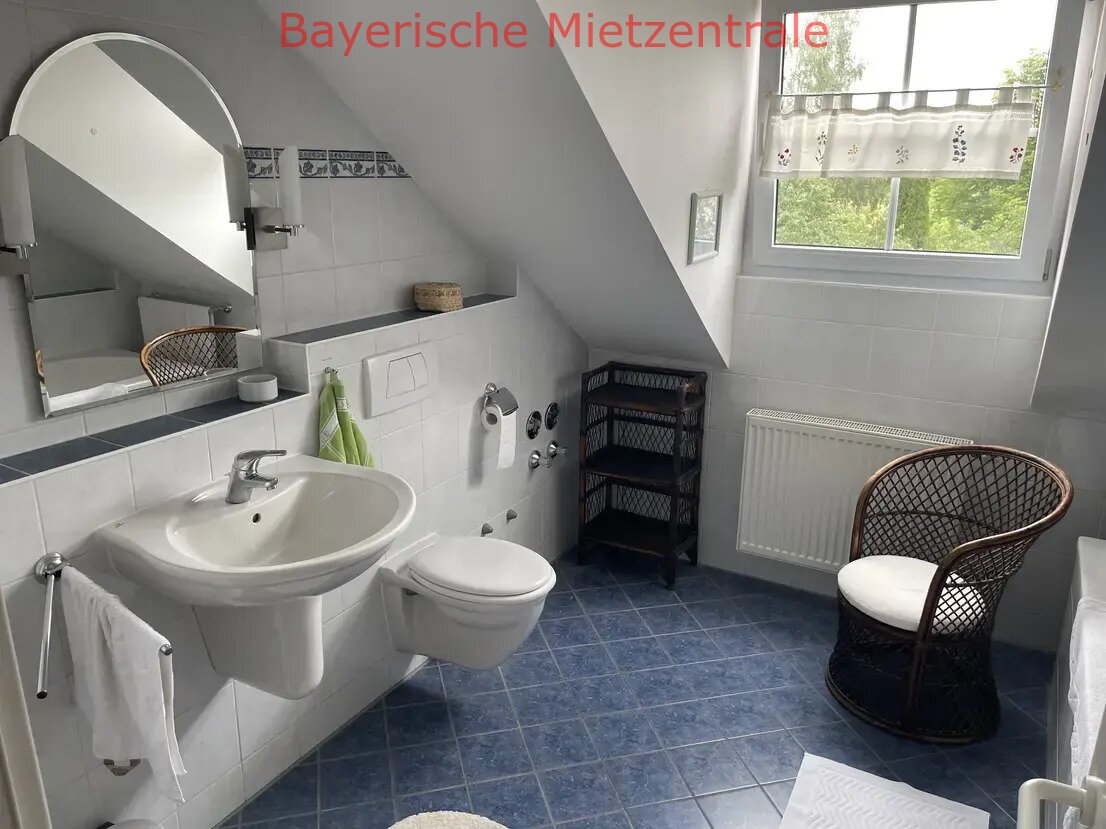 ***BAYERISCHE MIETZENTRALE: Exklusive, gepflegte 3.5-Zimmer-Dachgeschosswohnung mit EBK!!!***