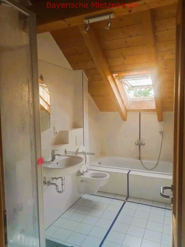 ***BAYERISCHE MIETZENTRALE: Helle Dachterassenwohnung mit hohen Räumen und gehobener Innenausstattung in sehr ruhiger Lage!!!***
