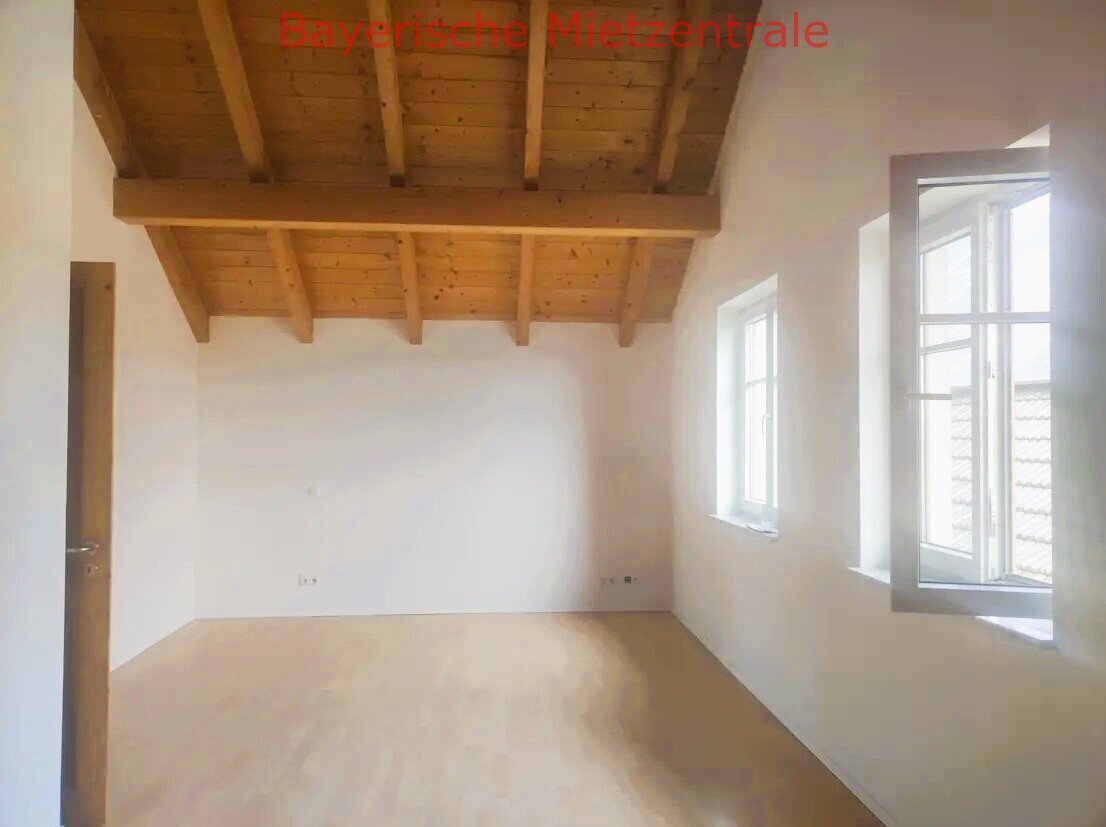 ***BAYERISCHE MIETZENTRALE: Helle Dachterassenwohnung mit hohen Räumen und gehobener Innenausstattung in sehr ruhiger Lage!!!***