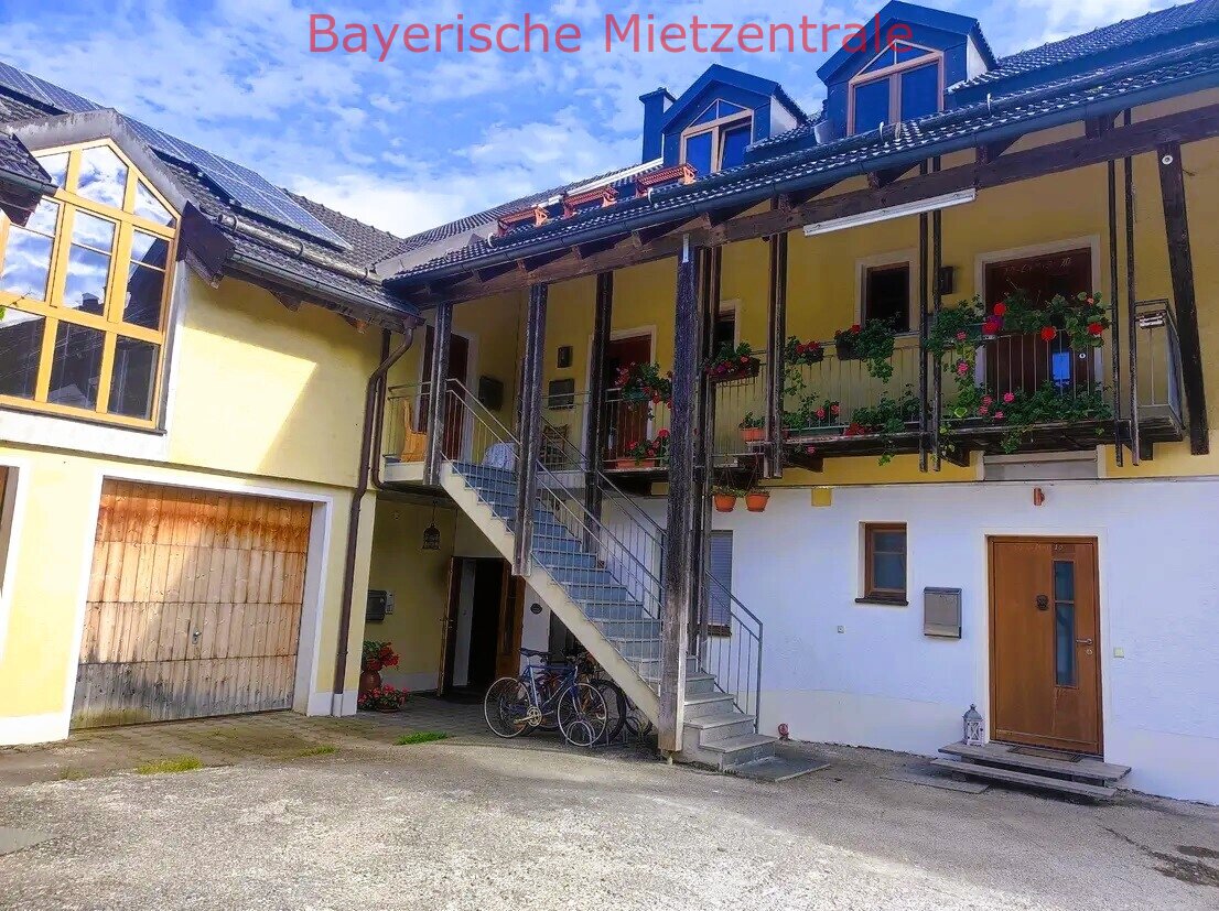 ***BAYERISCHE MIETZENTRALE: Helle Dachterassenwohnung mit hohen Räumen und gehobener Innenausstattung in sehr ruhiger Lage!!!***