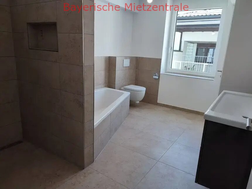 ***BAYERISCHE MIETZENTRALE: Energie A+ - lichtdurchflutete 4-Zimmerwohnung mit 2 PKW-Stellplätzen und herrlichem Garten!!!***