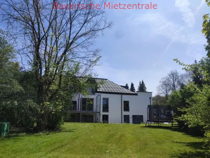 ***BAYERISCHE MIETZENTRALE: Energie A+ - lichtdurchflutete 4-Zimmerwohnung mit 2 PKW-Stellplätzen und herrlichem Garten!!!***
