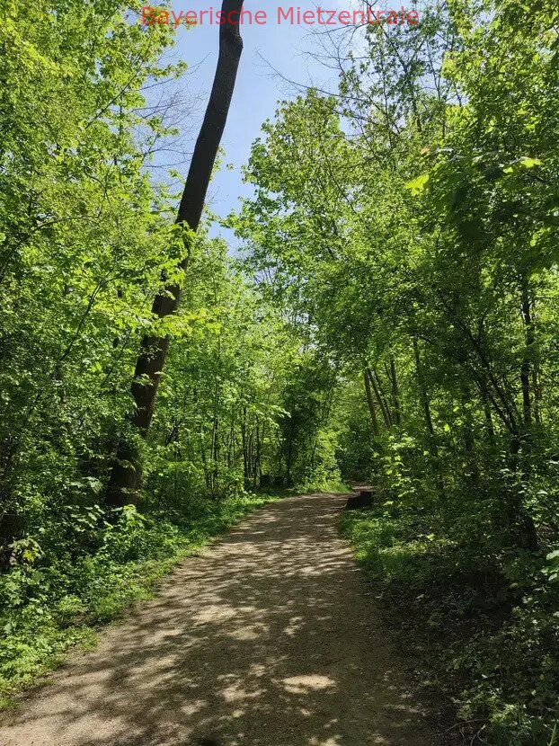 ***BAYERISCHE MIETZENTRALE: Energie A+ - lichtdurchflutete 4-Zimmerwohnung mit 2 PKW-Stellplätzen und herrlichem Garten!!!***