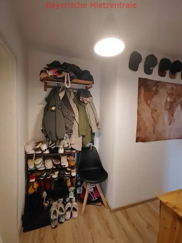 ***BAYERISCHE MIETZENTRALE: 2-Zimmer DG-Wohnung mit Balkon und Tiefgaragenstellplatz in Amberg, zentral und ruhig!!!***