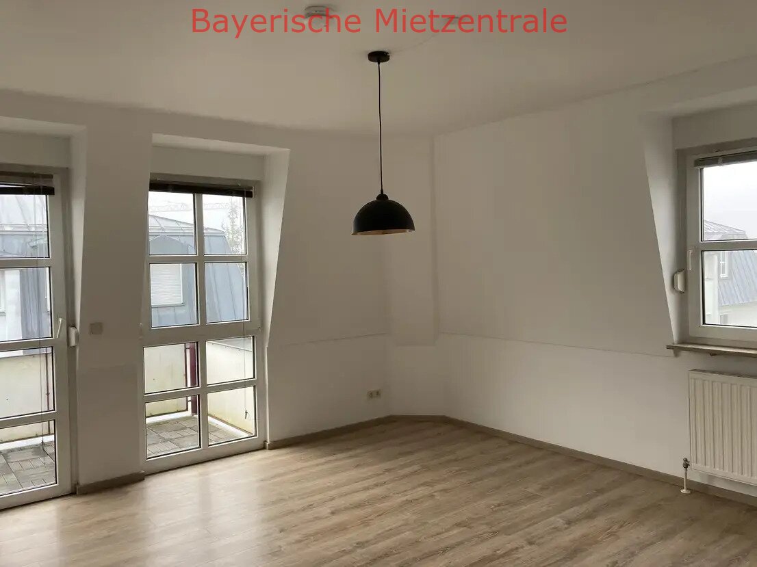 ***BAYERISCHE MIETZENTRALE: 2-Zimmer DG-Wohnung mit Balkon und Tiefgaragenstellplatz in Amberg, zentral und ruhig!!!***